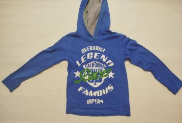 Пайта с капюшоном и одним большим карманом.Польша