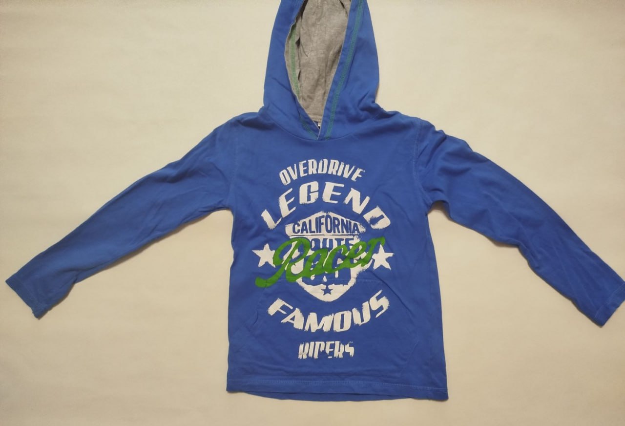 Пайта с капюшоном и одним большим карманом.Польша