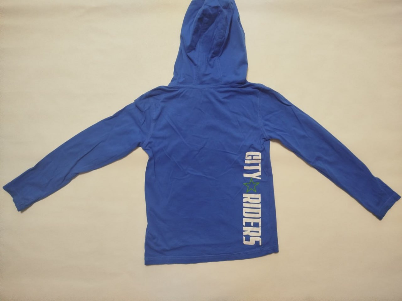 Пайта с капюшоном и одним большим карманом.Польша